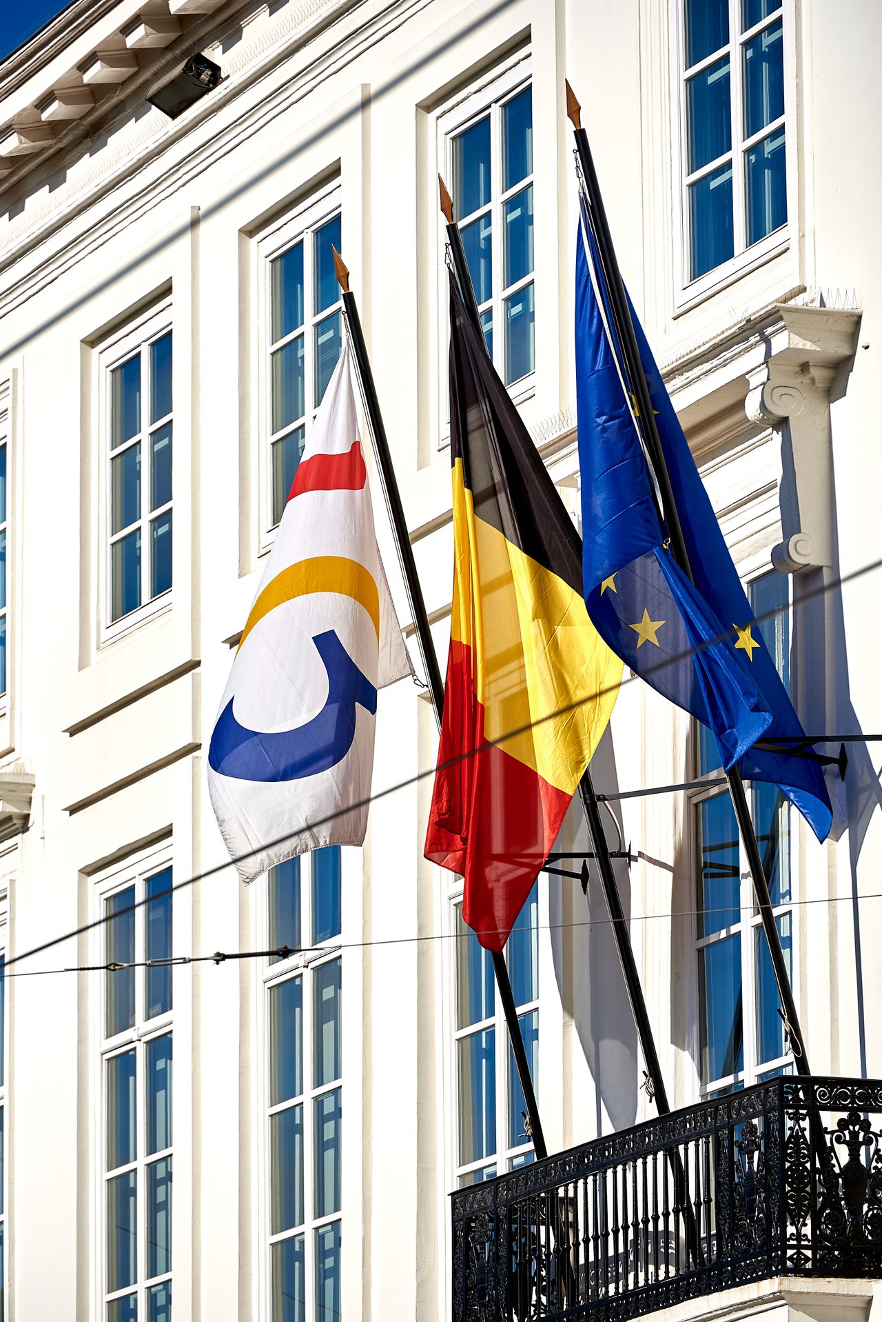 Photo drapeaux façade : FWB, Belgique, Europe