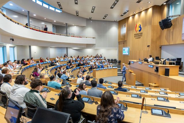 Hémicycle - présentation de la conférence par le Président du Parlement de la Fédération Wallonie-Bruxelles, Benoit Dispa