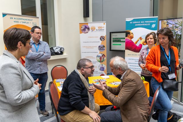 Stand dans l'atrium du Parlement de la Fédération Wallonie-Bruxelles